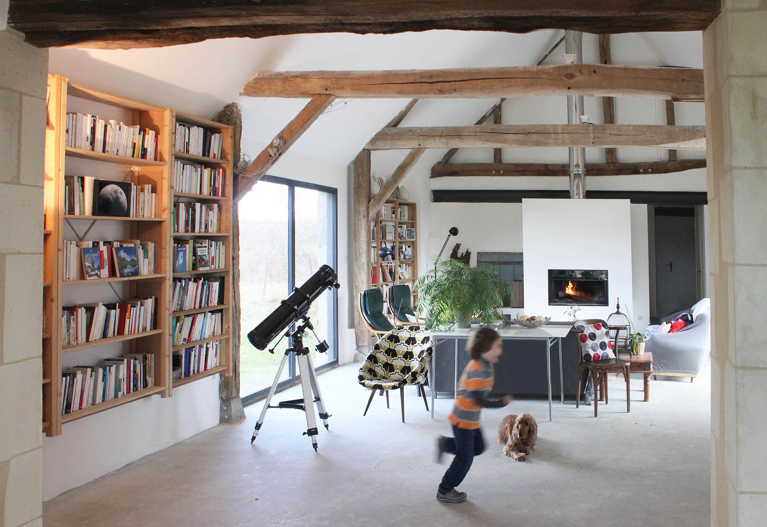 Plans et devis sur une table de travail