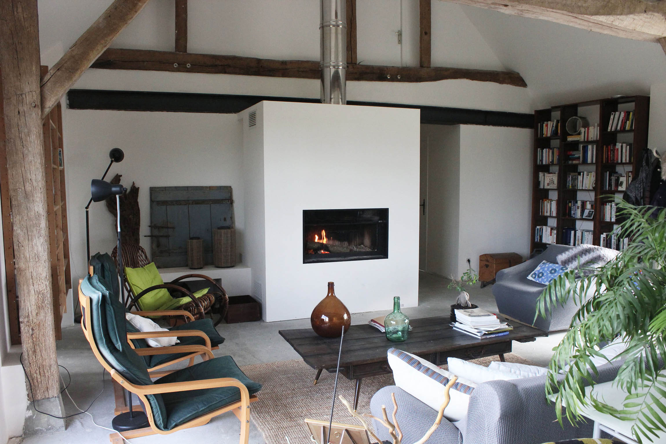 Grâce à un répartiteur de chaleur, l'insert bois permet de chauffer l'ensemble de la maison.