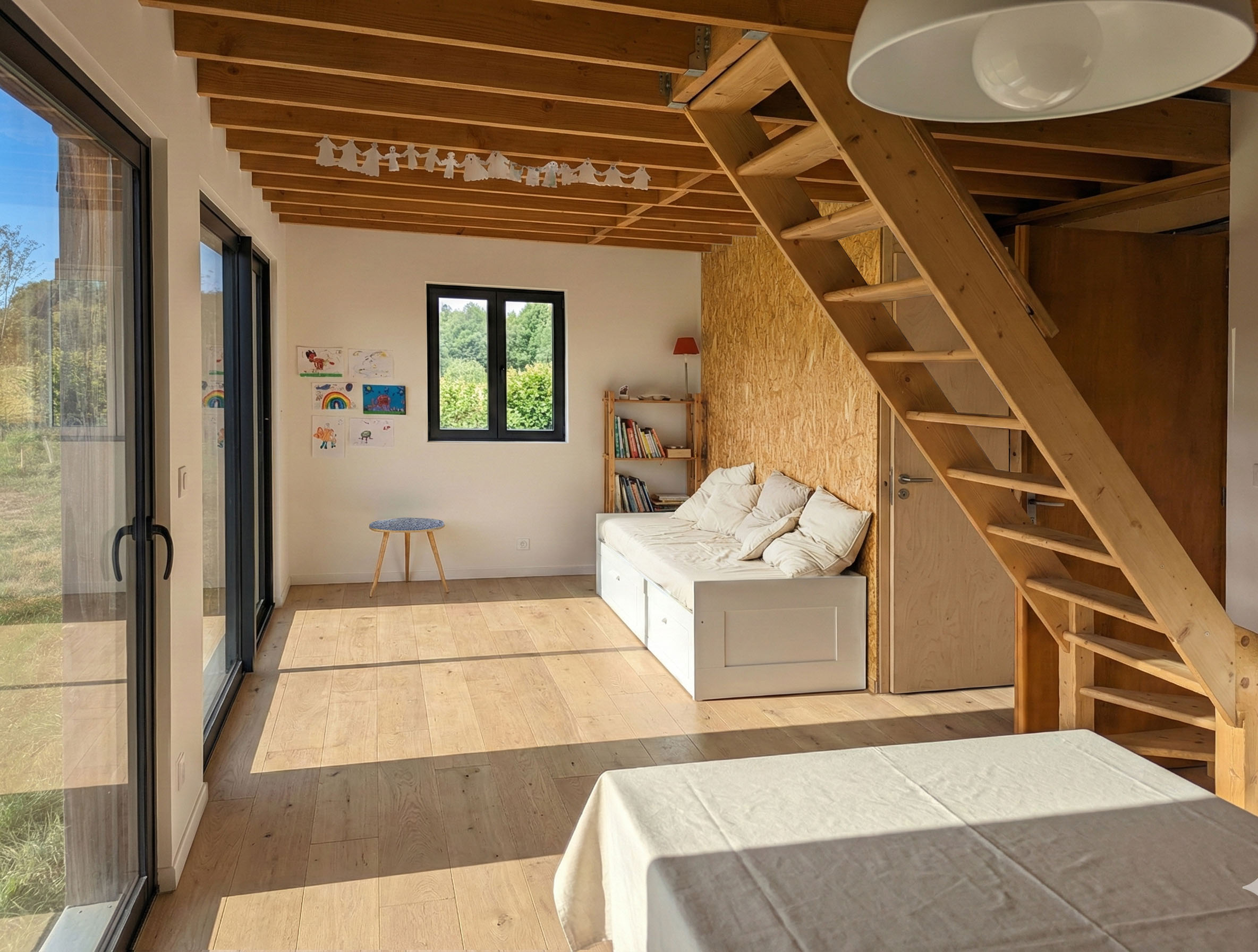 Intérieur lumineux avec structure bois apparente