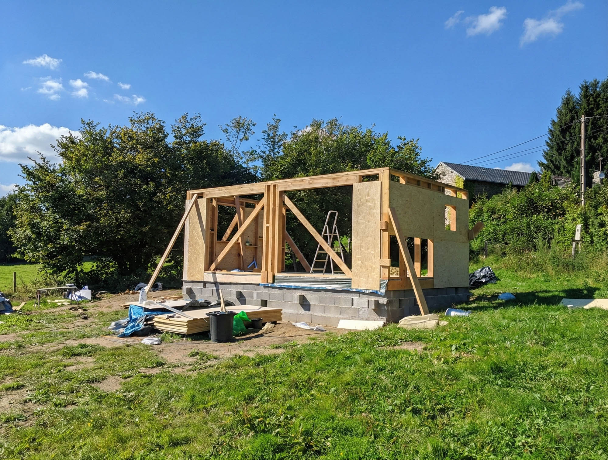 Chantier participatif - montage de l'ossature