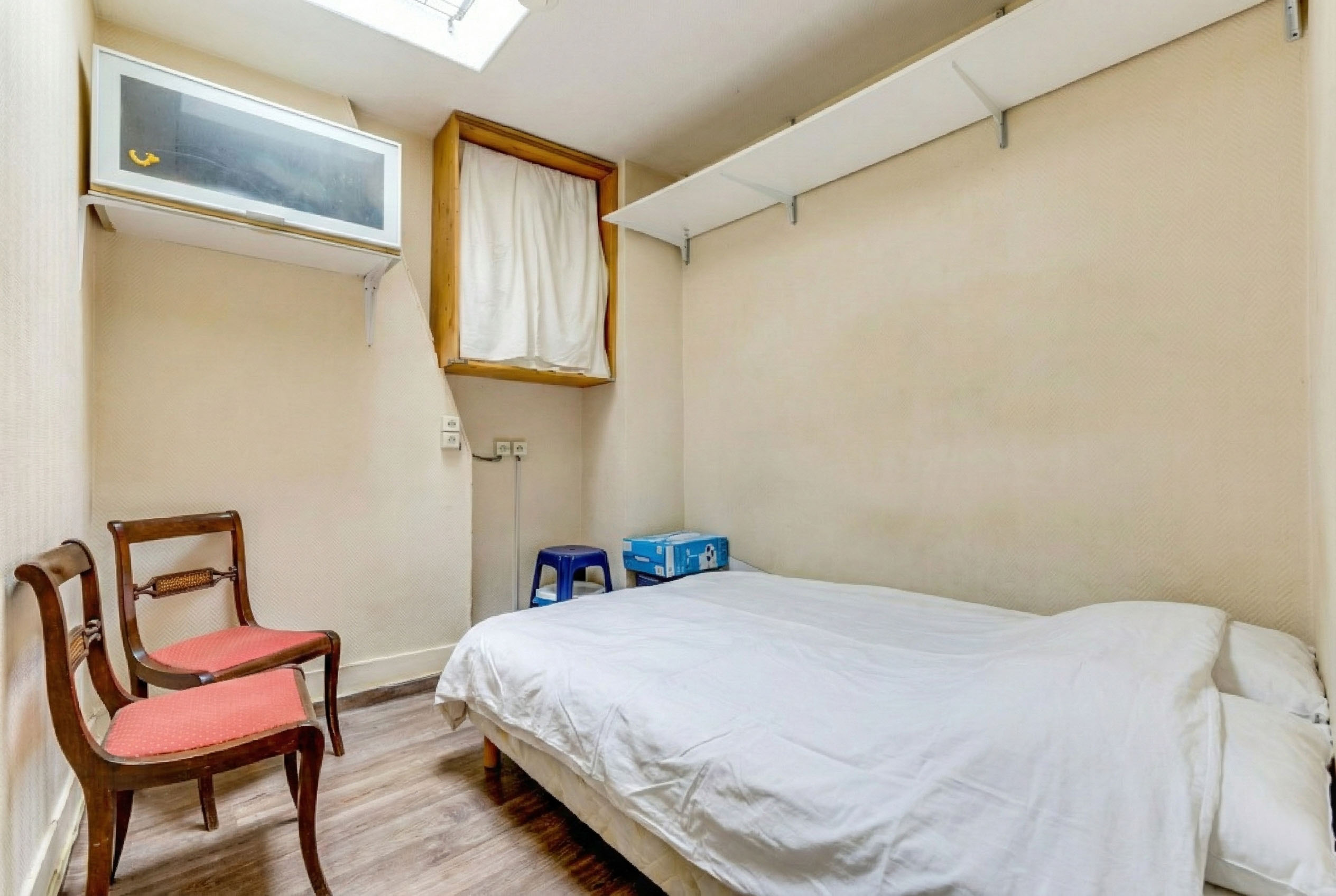 Rangements dissimulés sous l'escalier